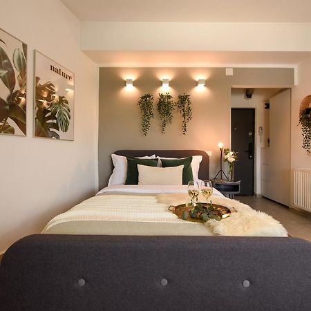 Read All About It - Stylish Central Studio Bukares Bagian luar foto