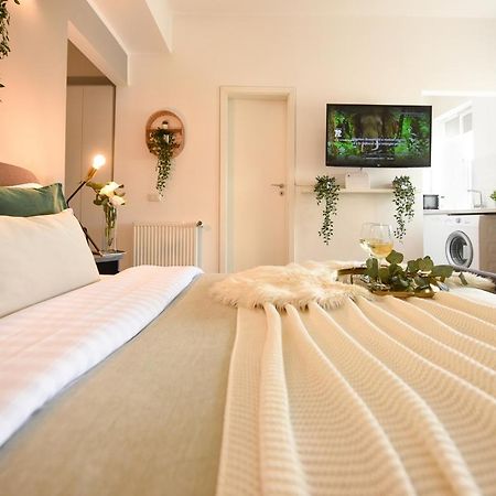 Read All About It - Stylish Central Studio Bukares Bagian luar foto