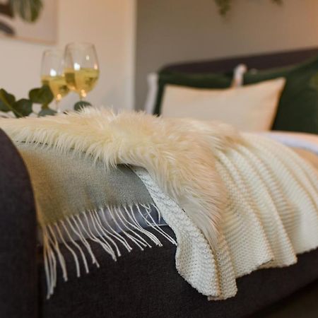 Read All About It - Stylish Central Studio Bukares Bagian luar foto