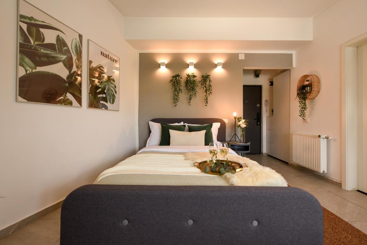 Read All About It - Stylish Central Studio Bukares Bagian luar foto