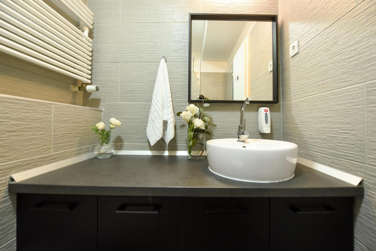 Read All About It - Stylish Central Studio Bukares Bagian luar foto