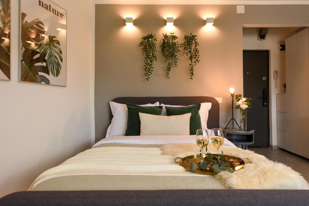 Read All About It - Stylish Central Studio Bukares Bagian luar foto