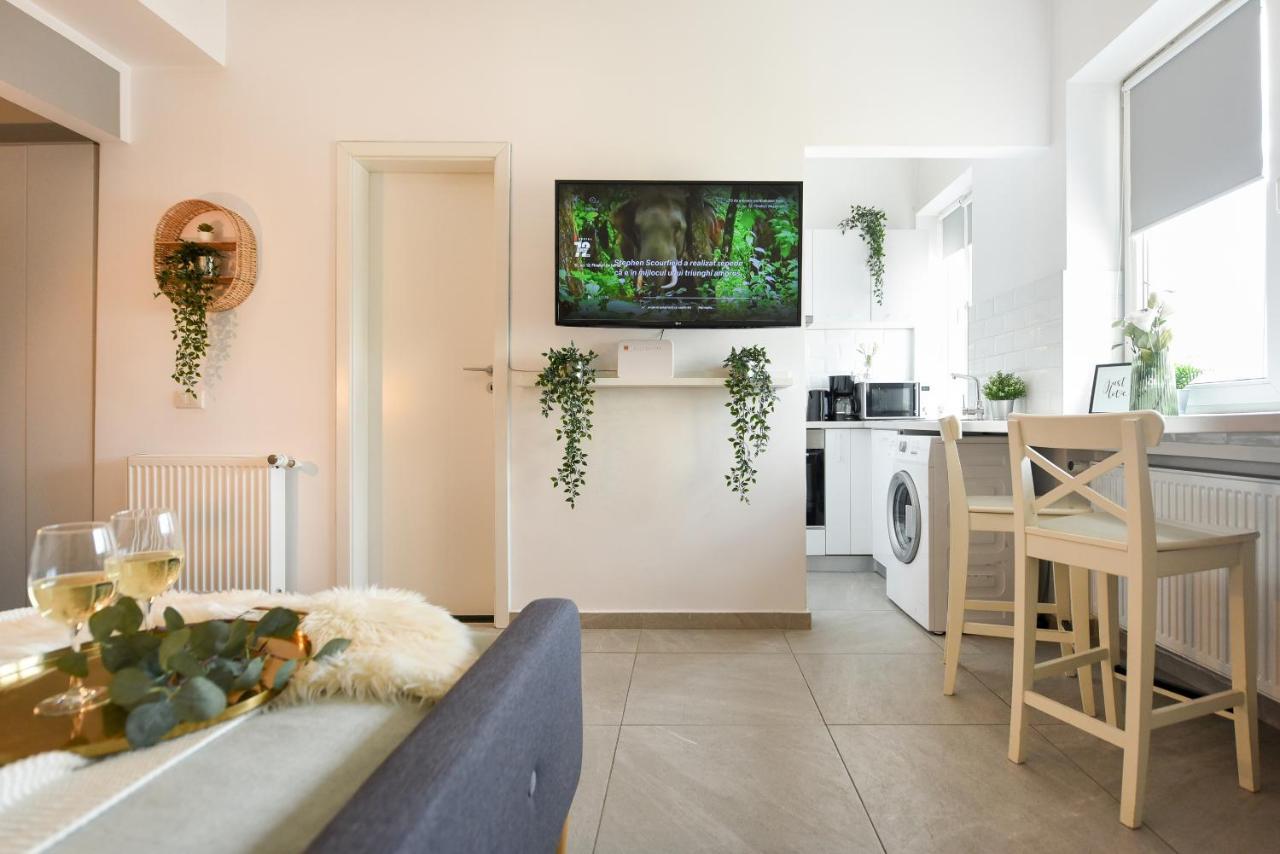 Read All About It - Stylish Central Studio Bukares Bagian luar foto