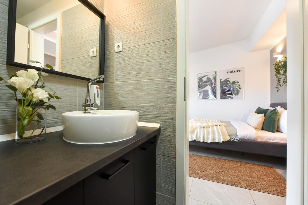 Read All About It - Stylish Central Studio Bukares Bagian luar foto