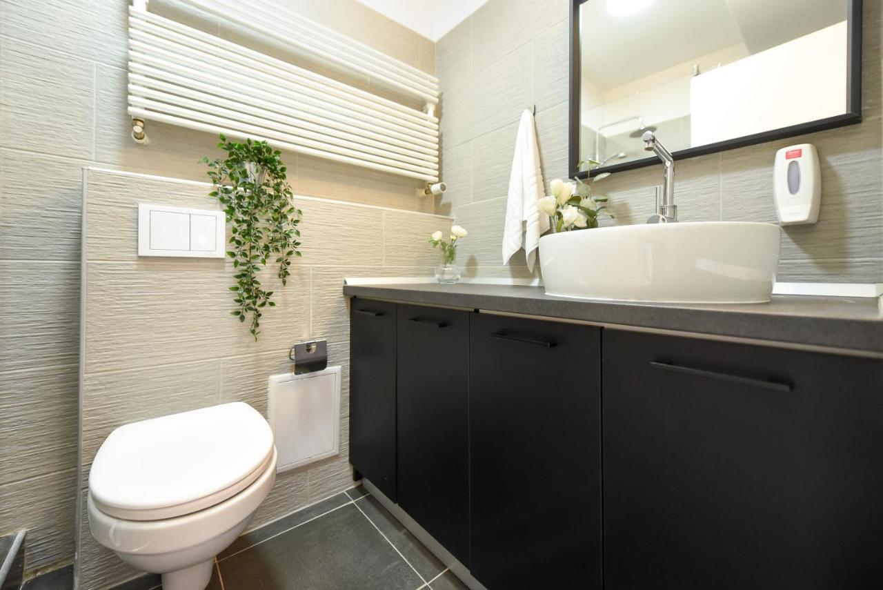 Read All About It - Stylish Central Studio Bukares Bagian luar foto