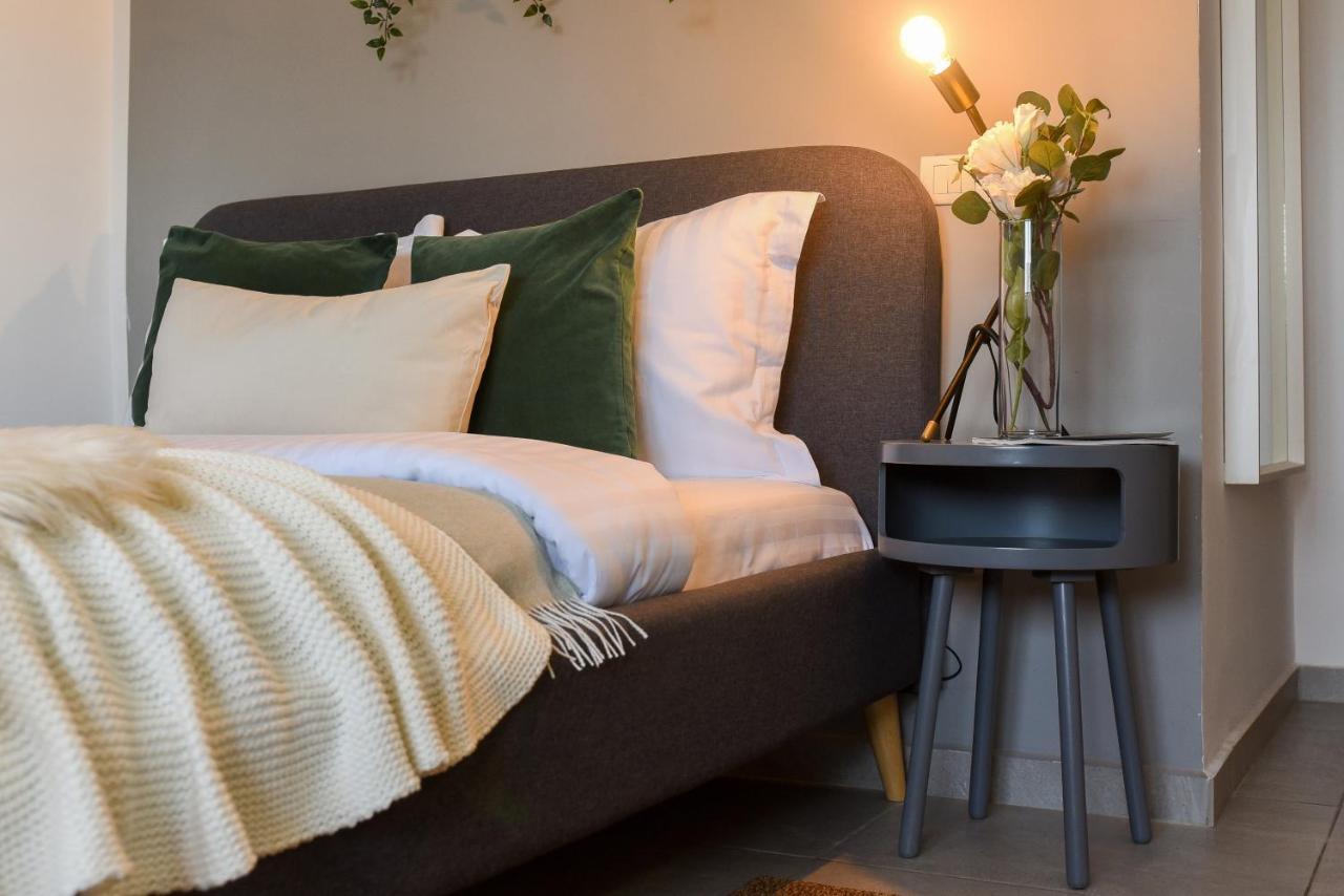 Read All About It - Stylish Central Studio Bukares Bagian luar foto