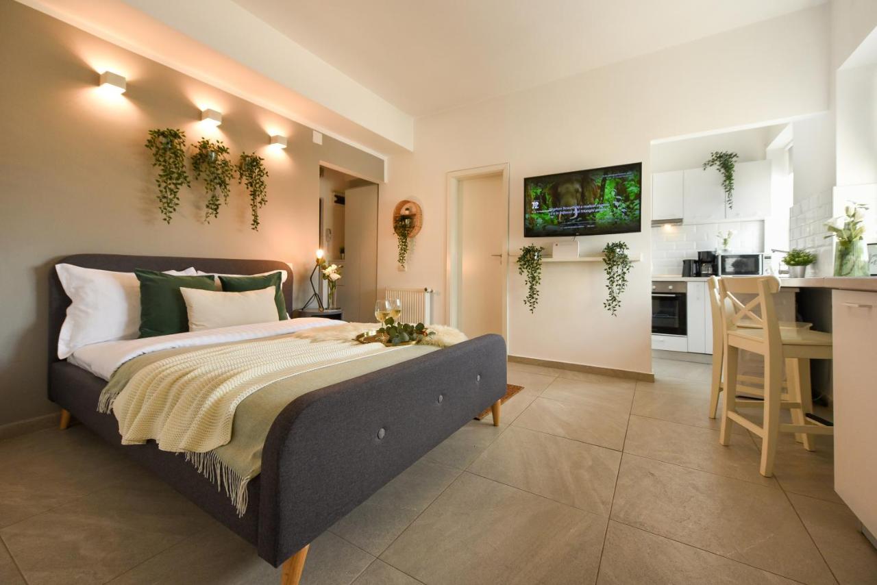 Read All About It - Stylish Central Studio Bukares Bagian luar foto