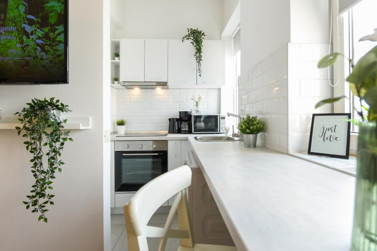 Read All About It - Stylish Central Studio Bukares Bagian luar foto