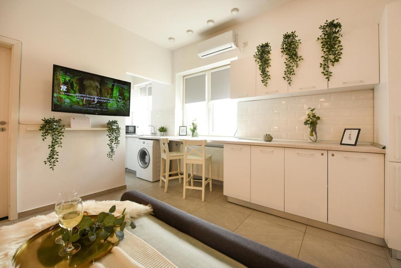 Read All About It - Stylish Central Studio Bukares Bagian luar foto