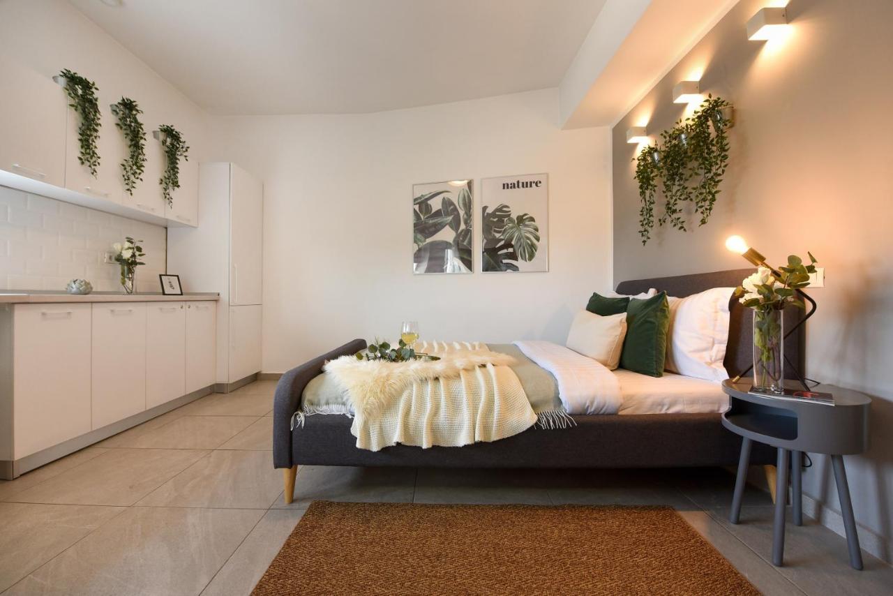 Read All About It - Stylish Central Studio Bukares Bagian luar foto