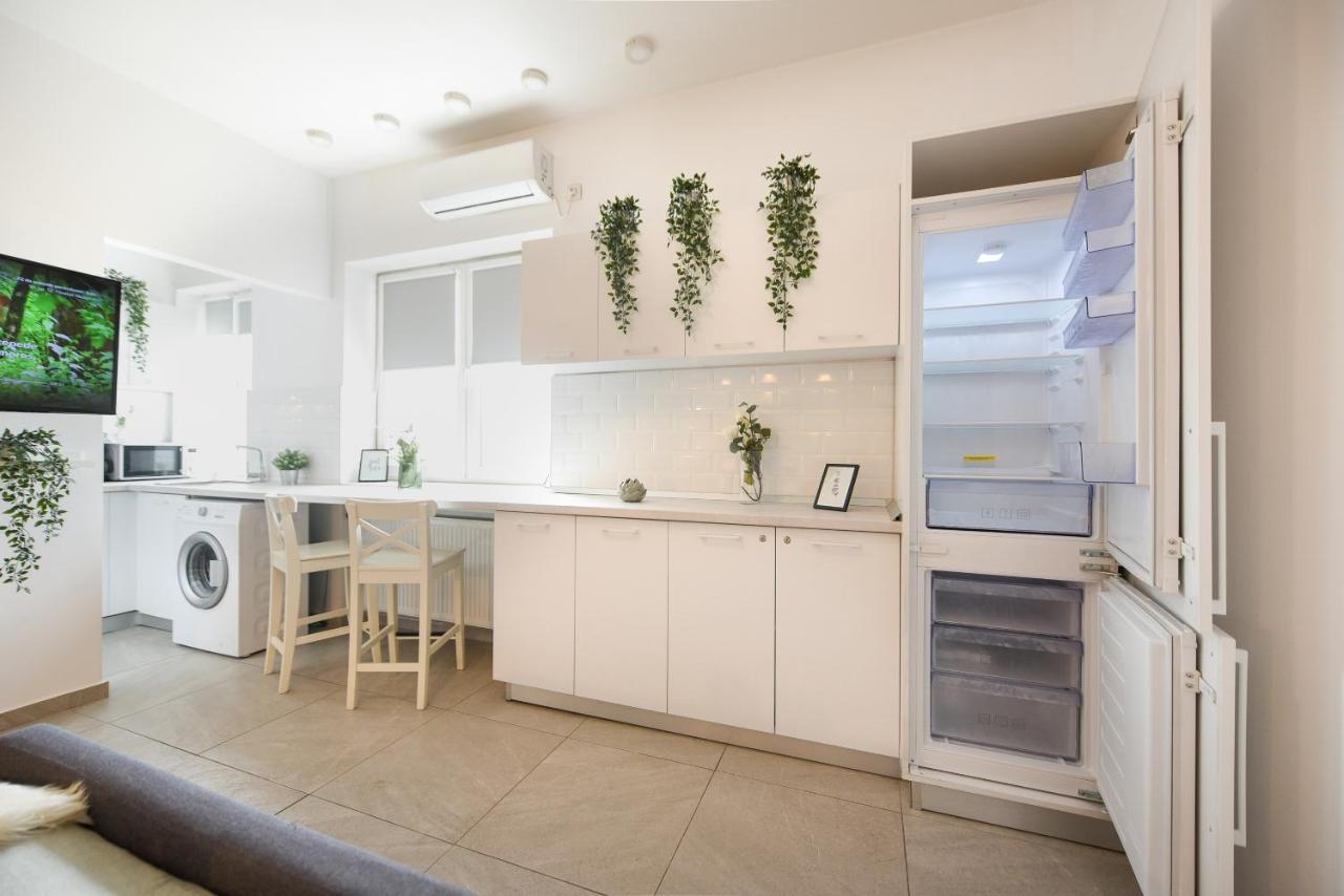 Read All About It - Stylish Central Studio Bukares Bagian luar foto