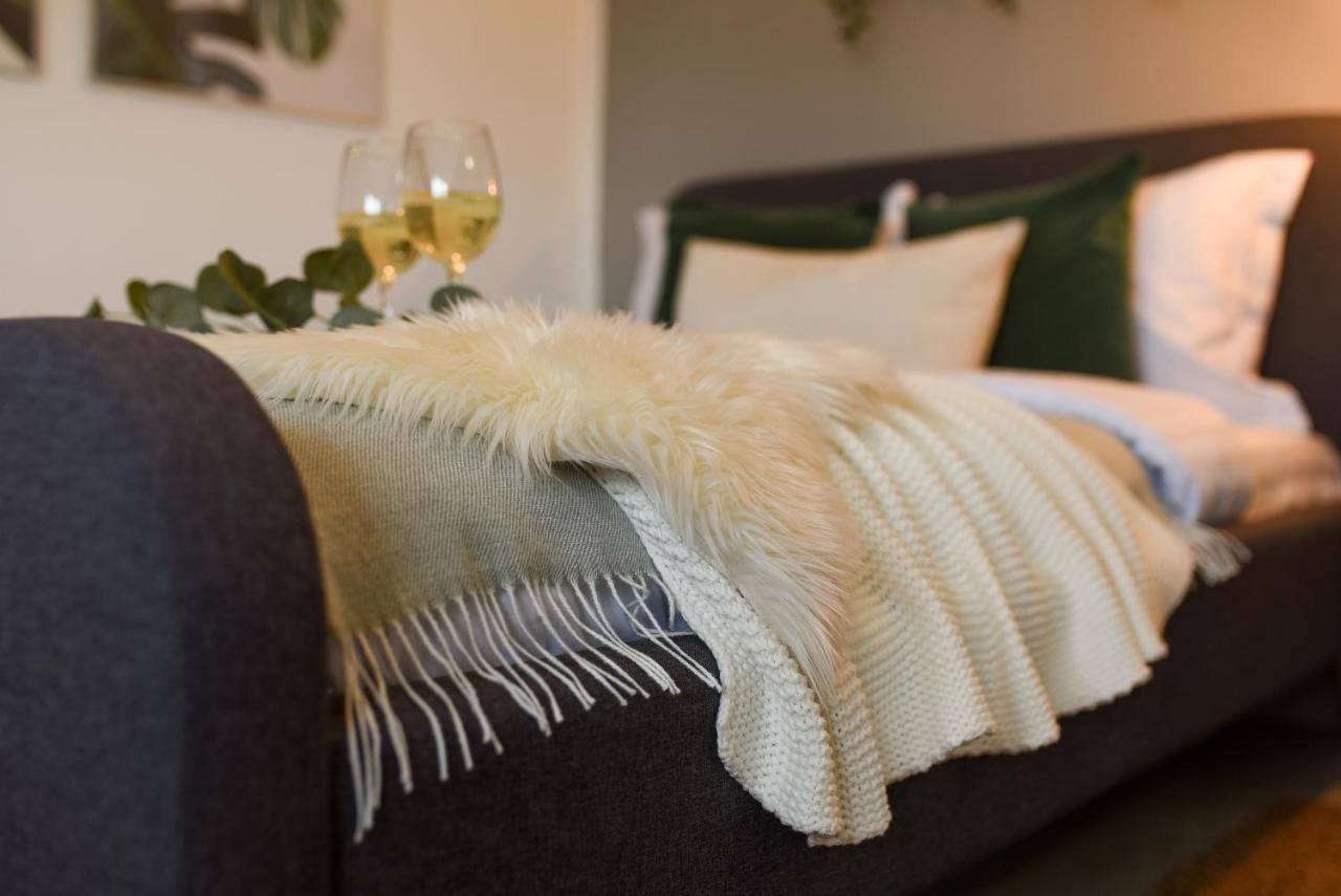 Read All About It - Stylish Central Studio Bukares Bagian luar foto