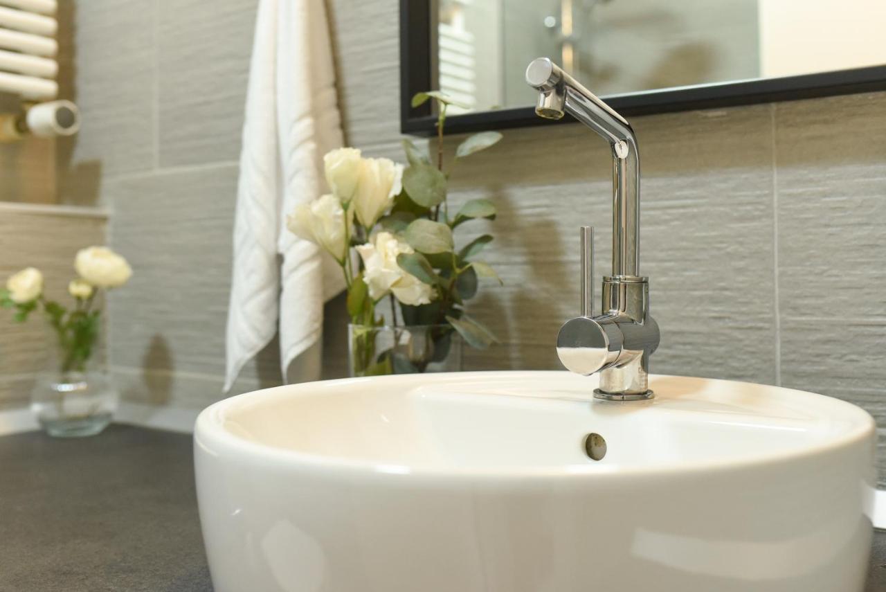 Read All About It - Stylish Central Studio Bukares Bagian luar foto