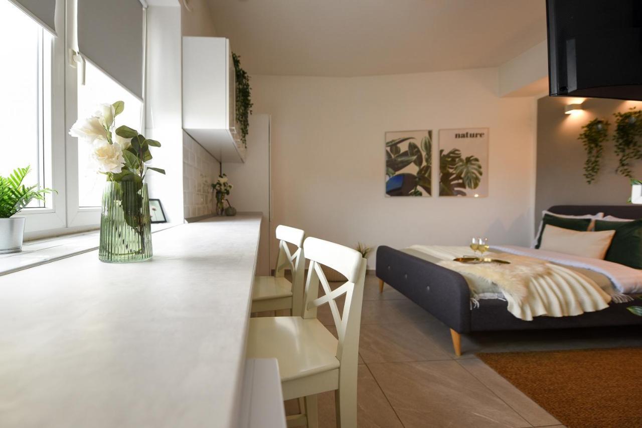 Read All About It - Stylish Central Studio Bukares Bagian luar foto