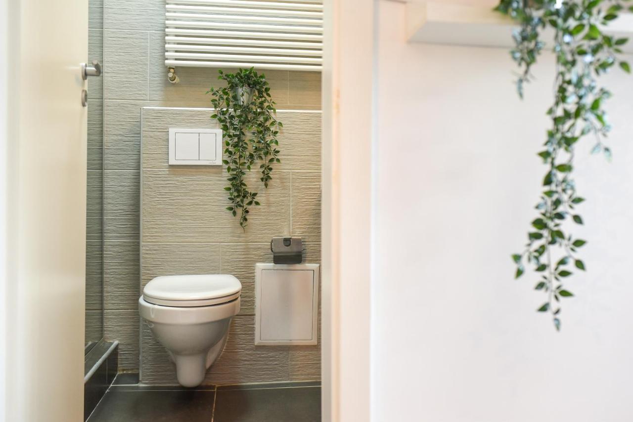 Read All About It - Stylish Central Studio Bukares Bagian luar foto