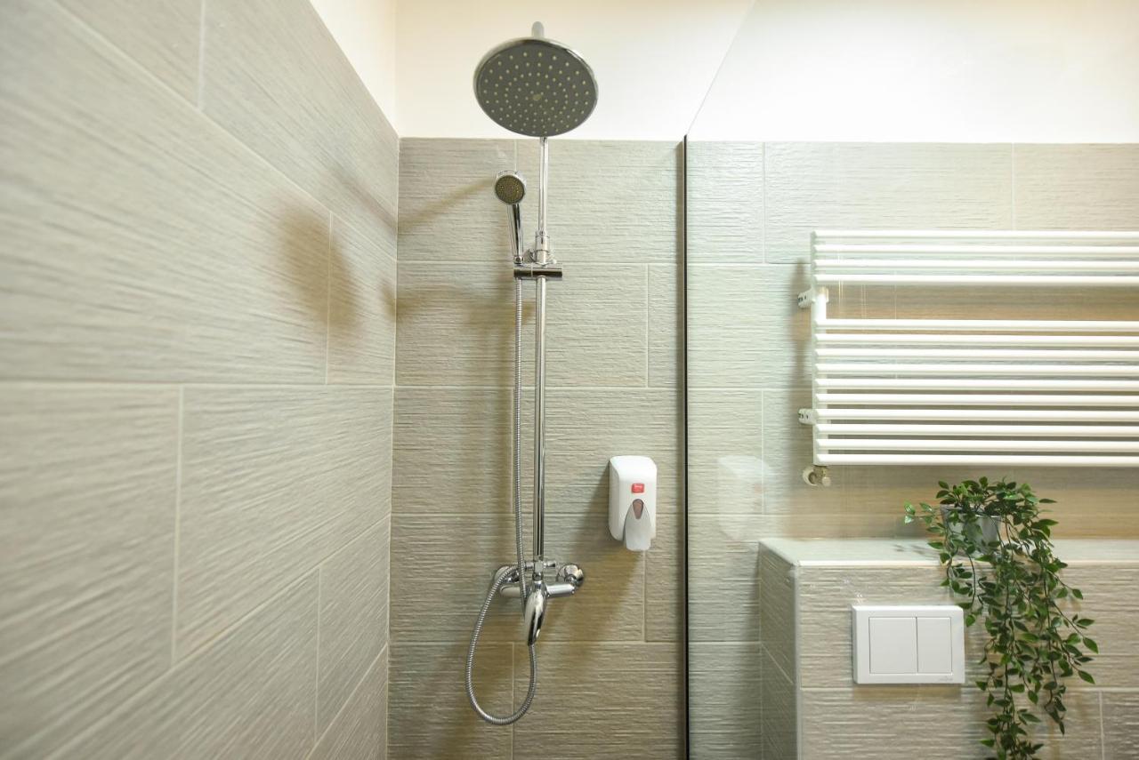 Read All About It - Stylish Central Studio Bukares Bagian luar foto