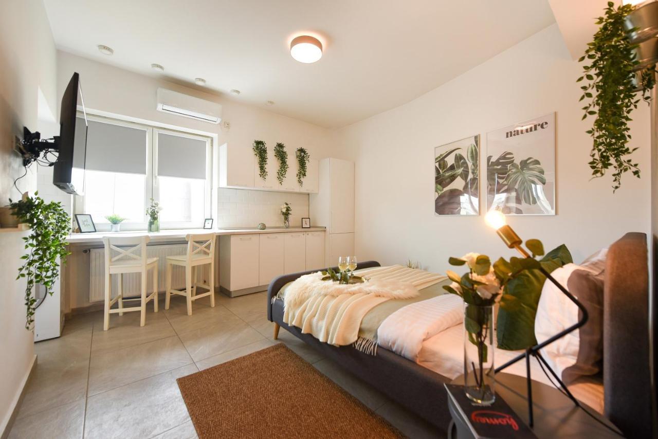 Read All About It - Stylish Central Studio Bukares Bagian luar foto